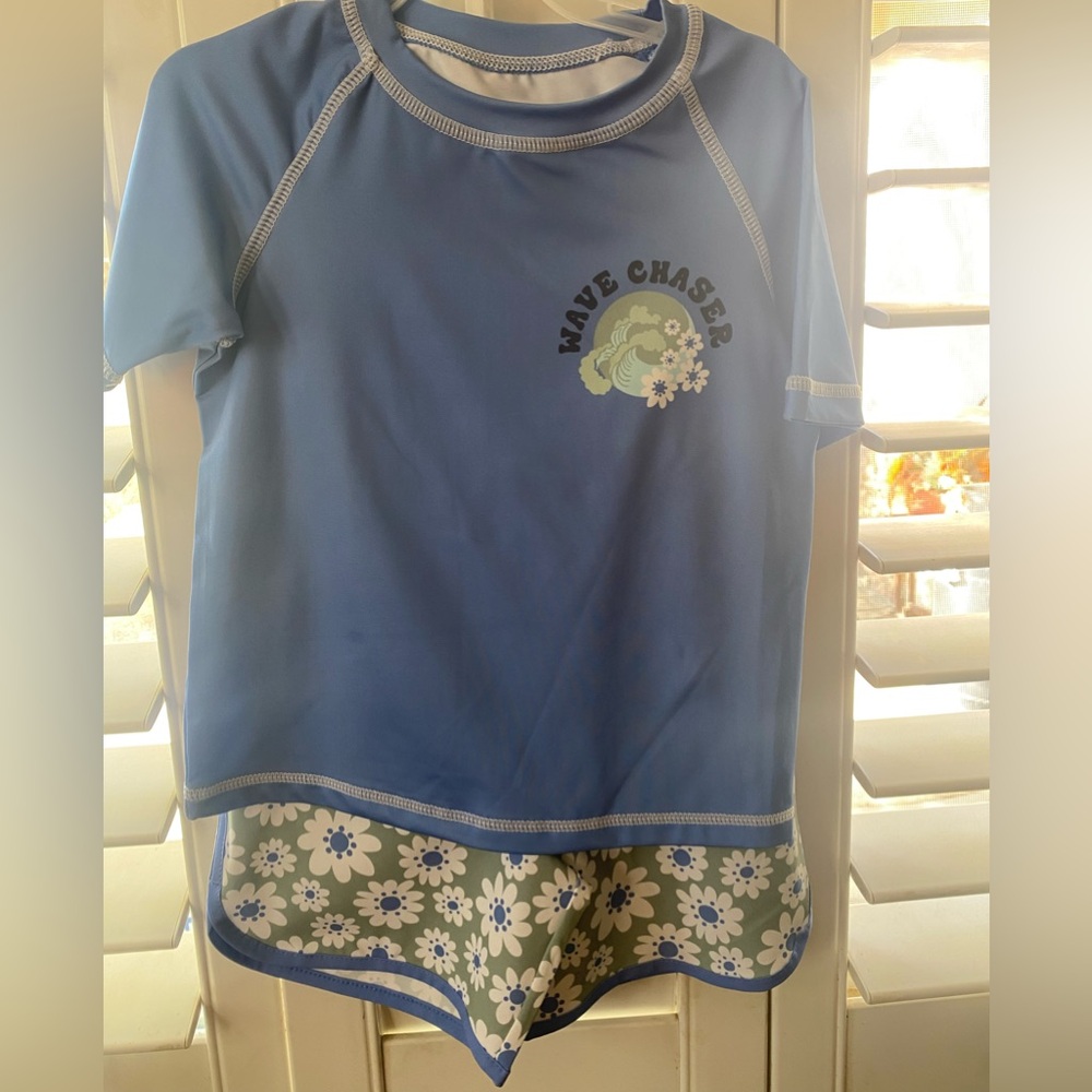 Girls 2 piece water set.